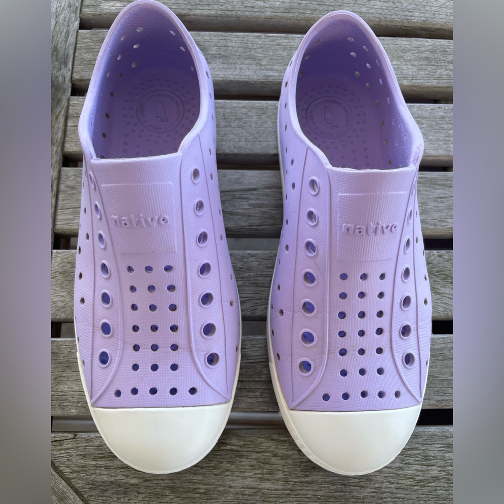 Native Jefferson Girls Slip on size 2. Excellent condition.